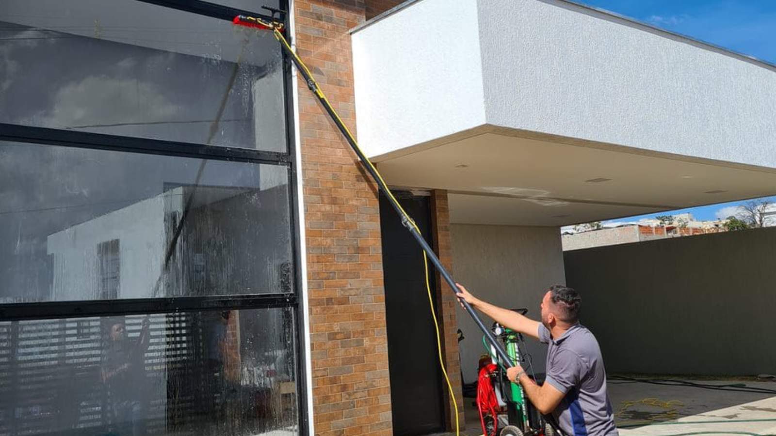 Sublime Limpeza e Serviços: A Excelência em Terceirização de Limpeza em Brasília! Se você está em busca de uma empresa de terceirização de limpeza em Brasília, sua busca acaba aqui! A Sublime Limpeza e Serviços é a escolha ideal para atender às suas necessidades de limpeza, higienização e conservação de espaços internos e externos.