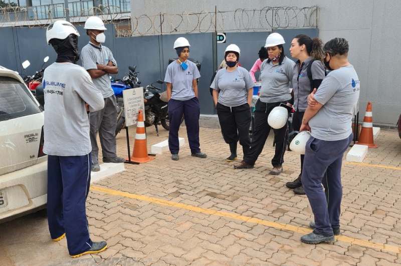 A Sublime Limpeza e Serviços: A Solução Essencial para a Limpeza Pesada em Indústrias de Brasília e Entorno. A importância da limpeza pesada de pisos e fachadas em uma indústria.