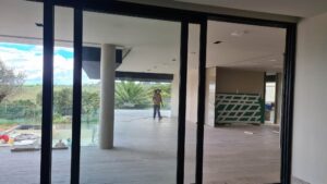 Em Brasília, a capital do Brasil, as janelas residenciais são testemunhas silenciosas das mudanças climáticas severas que caracterizam a região. Com períodos de chuva intensa no início do ano, seguidos por uma estação fria e seca, e depois pelo calor escaldante, as janelas e os vidros das residências enfrentam desafios únicos que exigem cuidados especializados. A Sublime Limpeza se destaca nesse cenário, oferecendo serviços de limpeza de janelas residenciais que não apenas limpam, mas protegem e conservam.