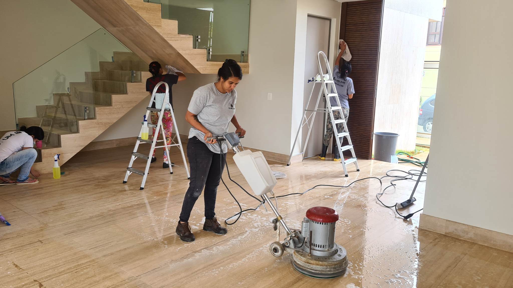 Após a conclusão da reforma de um apartamento, o sonho do espaço renovado muitas vezes se depara com a realidade do pó, detritos e manchas que parecem impossíveis de remover. É nesse momento que a Sublime Limpeza se destaca em Brasília, oferecendo um serviço de limpeza pós-reforma que transforma o caos pós-obra de um apartamento em um ambiente impecável e acolhedor.