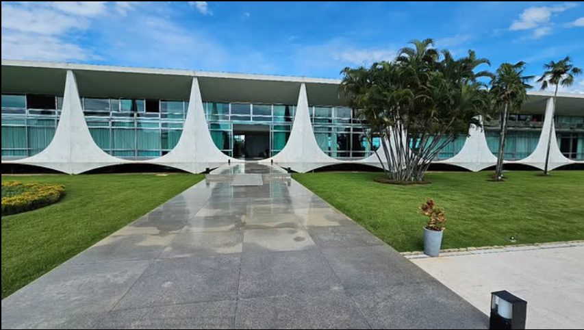 Ser escolhidos para realizar o processo de polimento, limpeza e restauração do Palácio da Alvorada, um ícone da arquitetura brasileira e patrimônio histórico do país, é motivo de imenso orgulho para a Sublime Limpeza. Confiar a nós a responsabilidade de cuidar e revitalizar os pisos e as pedras ornamentais que revestem este importante monumento é um reconhecimento da nossa expertise, do nosso compromisso com a qualidade e da dedicação de toda a nossa equipe. Este projeto reforça a nossa posição como referência em serviços de limpeza e restauração de alto padrão em Brasília e nos inspira a continuar buscando a excelência em cada projeto que realizamos.