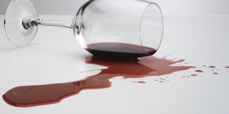Brinde Interrompido: Como Uma Taça de Vinho Pode Causar uma Mancha Eterna no seu Piso de Pedra