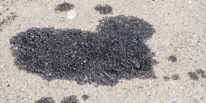 A Mancha que Penetra: Como o Óleo de Motor Pode Causar Danos Profundos ao Piso da sua Garagem