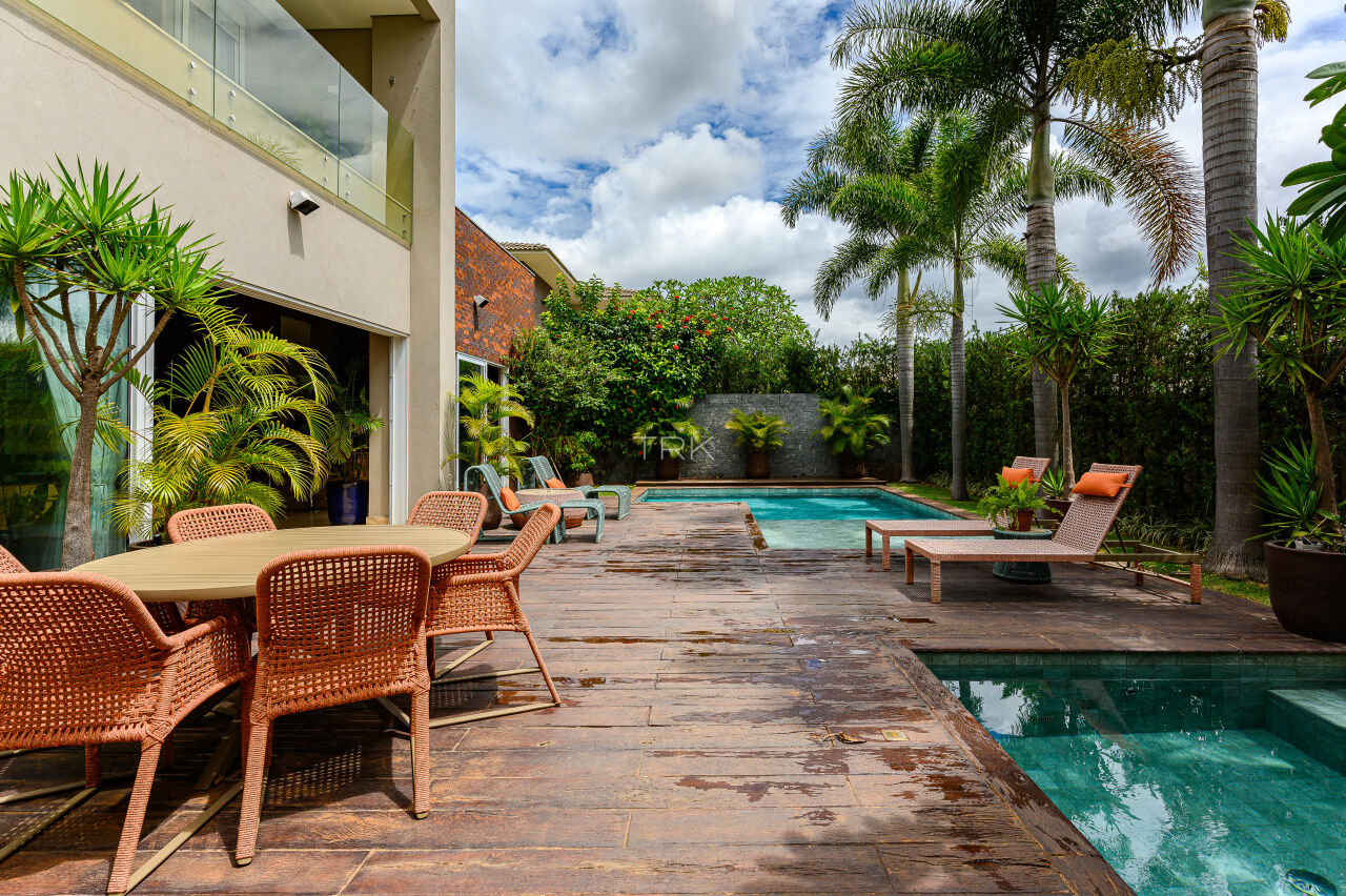 Limpeza de pisos e polimento para festas de final de ano. Descubra como o serviço de curadoria de superfícies da Sublime Limpeza garante um cenário de perfeição absoluta Em residências onde cada detalhe é uma declaração de excelência, a preparação para eventos de fim de ano exige um nível de cuidado superior. No exclusivo eixo do Setor de Mansões Dom Bosco, Jardim Botânico, Altiplano Leste e Grande Colorado, residir é uma experiência de arte e arquitetura. As festas de fim de ano aqui não são apenas reuniões, são acontecimentos grandiosos, onde a sofisticação está em cada detalhe. O piso, nestas vastas áreas sociais, deixa de ser um mero revestimento para se tornar uma obra de arte em si – mármores exóticos, granitos imponentes e madeiras nobres. Nós da Sublime Limpeza, com nossa vasta experiência em projetos de altíssimo padrão, compreendemos que para estes lares, a limpeza é o pressuposto básico; a verdadeira necessidade é a alta costura em tratamento de superfícies. Este guia é um manifesto sobre a excelência. Vamos detalhar como nosso processo de restauração e polimento é executado com a precisão e o cuidado que seu patrimônio exige, garantindo um cenário de brilho e perfeição para suas celebrações mais importantes.