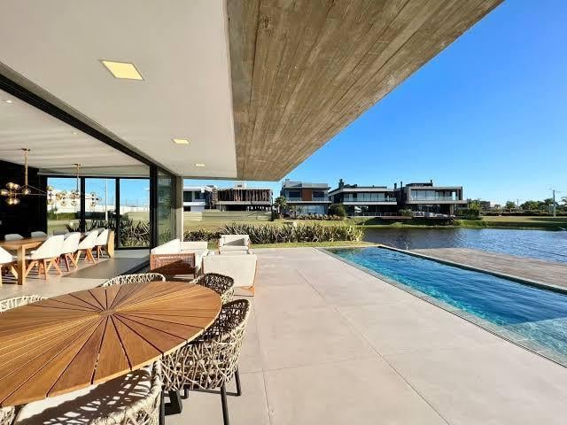 Descubra como o tratamento técnico de pisos da Sublime Limpeza não apenas limpa, mas eleva a atmosfera da sua residência para receber com elegância inquestionável. Antes dos brindes e celebrações, prepare o cenário. Nas prestigiadas quadras do Lago Sul e Lago Norte, as festas de fim de ano são mais do que encontros; são eventos. A preparação do lar para receber amigos e familiares é um ritual que reflete o cuidado e o apreço dos anfitriões. Em meio a decoração e cardápios, um elemento fundamental muitas vezes só é notado quando falha: o piso. Um mármore opaco, um porcelanato riscado ou um granito sem vida podem comprometer toda a sofisticação do ambiente. Nós da Sublime Limpeza, especialistas em residências de alto padrão em Brasília, entendemos que, para você, a limpeza é apenas o começo. Este guia não é sobre faxina. É sobre a curadoria de superfícies, um manifesto sobre como a restauração e o polimento técnico de pisos são o verdadeiro alicerce para uma recepção memorável, garantindo que o brilho do seu chão esteja à altura do brilho da sua celebração.