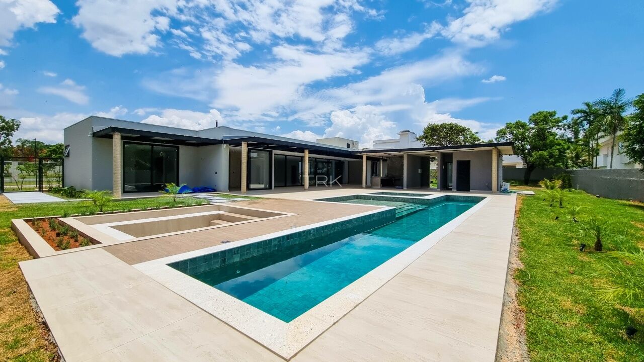 Descubra como a revitalização de pisos da Sublime Limpeza prepara sua casa para receber a família com a beleza e o aconchego que as memórias de fim de ano merecem. O verdadeiro luxo está no conforto e na sensação de lar. Nas tradicionais e acolhedoras vizinhanças do Cruzeiro, Guará e Park Way, as festas de fim de ano têm um sabor especial. São sobre casa cheia, o reencontro de gerações e o conforto de estar entre os seus. A preparação do lar para esses momentos vai além da decoração; trata-se de criar uma atmosfera genuinamente convidativa. E o piso, a base de todo o ambiente, desempenha um papel silencioso, mas fundamental. Um piso cerâmico com rejuntes escurecidos, um granito que perdeu a vivacidade ou uma área de lazer que parece cansada podem quebrar o encanto. Nós da Sublime Limpeza, que cuidamos de tantos lares nessas regiões, sabemos que seu objetivo é o aconchego. Este guia não é sobre luxo ostensivo, mas sobre a restauração do bem-estar. Vamos mostrar como nossos serviços técnicos resgatam a beleza original dos seus pisos, transformando sua casa no refúgio perfeito para as celebrações mais importantes do ano.