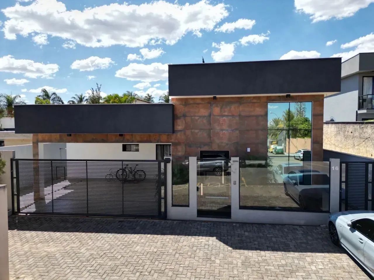 Descubra como a limpeza de piso técnica e a impermeabilização de pisos da Sublime Limpeza não apenas embelezam, mas protegem sua casa para as confraternizações de fim de ano em Brasília Seu investimento merece ser celebrado em grande estilo. Em regiões vibrantes e em plena expansão como Vicente Pires e Arniqueiras, cada casa é a materialização de um grande projeto de vida, um investimento significativo em conforto e futuro. Com a chegada das festas de fim de ano, esses lares se preparam para se tornar o centro das atenções, especialmente as magníficas áreas de lazer, piscinas e varandas gourmet. Nós da Sublime Limpeza, que acompanhamos de perto o crescimento e as particularidades dessas áreas em Brasília, entendemos que sua prioridade é dupla: celebrar e proteger. Este guia não é apenas sobre deixar a casa bonita. É sobre a engenharia da preservação. Vamos mostrar como nossos serviços de limpeza profunda e, crucialmente, de impermeabilização de pisos rústicos e áreas externas, são o investimento inteligente que garante uma festa espetacular, sem o risco de manchas permanentes e dores de cabeça futuras.