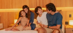 Férias com a Casa Cheia em Brasília: O Guia Sublime para um Lar Confortável, Higienizado e Pronto para Receber. A verdadeira hospitalidade está no cuidado. Descubra como a preparação profissional de pisos e a higienização de estofados transformam sua casa no refúgio perfeito para receber amigos e familiares com saúde e bem-estar. As férias de janeiro em Brasília são o momento de abrir as portas de casa, transformar quartos de hóspedes em lares temporários e a sala de estar no centro da convivência. Receber quem amamos é uma alegria, mas uma "casa cheia" também significa um teste de estresse para nosso lar: mais gente circulando, mais chances de acidentes e uma necessidade ampliada de higiene. Nós da Sublime Limpeza entendemos que, nesse período, sua prioridade muda de "aparência" para "funcionalidade e saúde". Este guia é o seu manual de hospitalidade. Vamos mostrar como um plano de preparação focado na revitalização de pisos e na higienização profunda de estofados não apenas deixa sua casa mais bonita, mas a torna um ambiente genuinamente mais saudável, confortável e resiliente para aguentar o ritmo das férias.