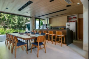 Férias em Casa: O Guia Sublime para Transformar sua Área Externa em um Resort Particular em Brasília. Sua área de lazer é o coração das férias de janeiro. Descubra como a revitalização de pisos de piscina, varandas e churrasqueiras não apenas embeleza, mas torna seu espaço mais seguro e convidativo. Com o calor das férias de janeiro em Brasília, o epicentro da vida familiar se desloca para o quintal. A área da piscina, a varanda gourmet e o espaço da churrasqueira se tornam o nosso resort particular, o palco das melhores memórias de verão. No entanto, o que nós da Sublime Limpeza frequentemente diagnosticamos é que essa área, a mais amada durante as férias, é também a mais negligenciada na manutenção. Pisos de pedra esverdeados pelo limo, rejuntes escurecidos pela umidade e superfícies de churrasqueira manchadas de gordura podem comprometer a segurança e o prazer de estar ali. Este guia é o seu passaporte para férias perfeitas sem sair de casa. Vamos revelar como nosso serviço de revitalização de áreas externas vai muito além de um "jato d'água", transformando seu espaço em um oásis de beleza, segurança e puro relaxamento.