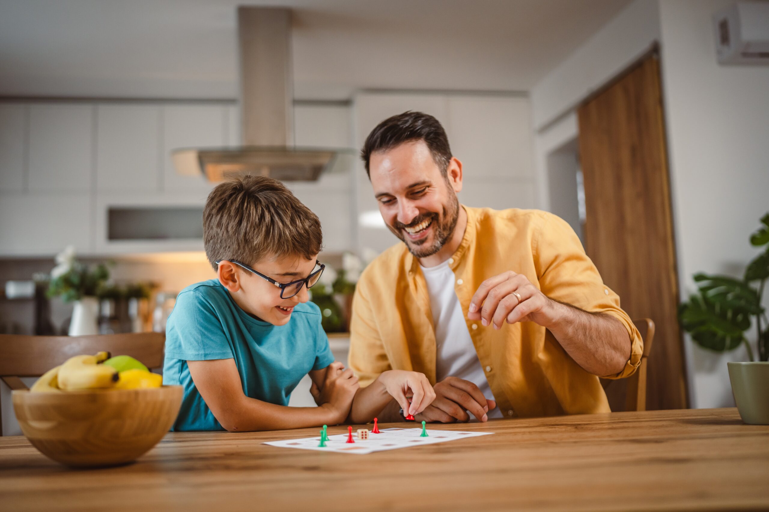 Como a Limpeza Pós-Festas e Férias da Sublime Recupera sua Casa para o Novo Ano em Brasília. As férias acabaram, as visitas se foram, e sua casa sente o impacto. Descubra como nosso serviço de revitalização pós-temporada apaga os vestígios do uso intenso e prepara seu lar para um recomeço de ano com organização e pureza. As férias com casa cheia em Brasília são uma delícia: risadas, encontros e memórias que aquecem o coração. Mas, após a despedida dos últimos hóspedes, o que resta é um lar que, embora cheio de boas energias, está visivelmente cansado. O piso da sala mostra o desgaste do entra e sai constante, o sofá tem pequenas marcas da convivência intensa e a área da piscina parece ter sediado um festival. Nós da Sublime Limpeza entendemos perfeitamente essa sensação. A energia para fazer uma limpeza pesada já se foi com as férias. É por isso que criamos o serviço de revitalização