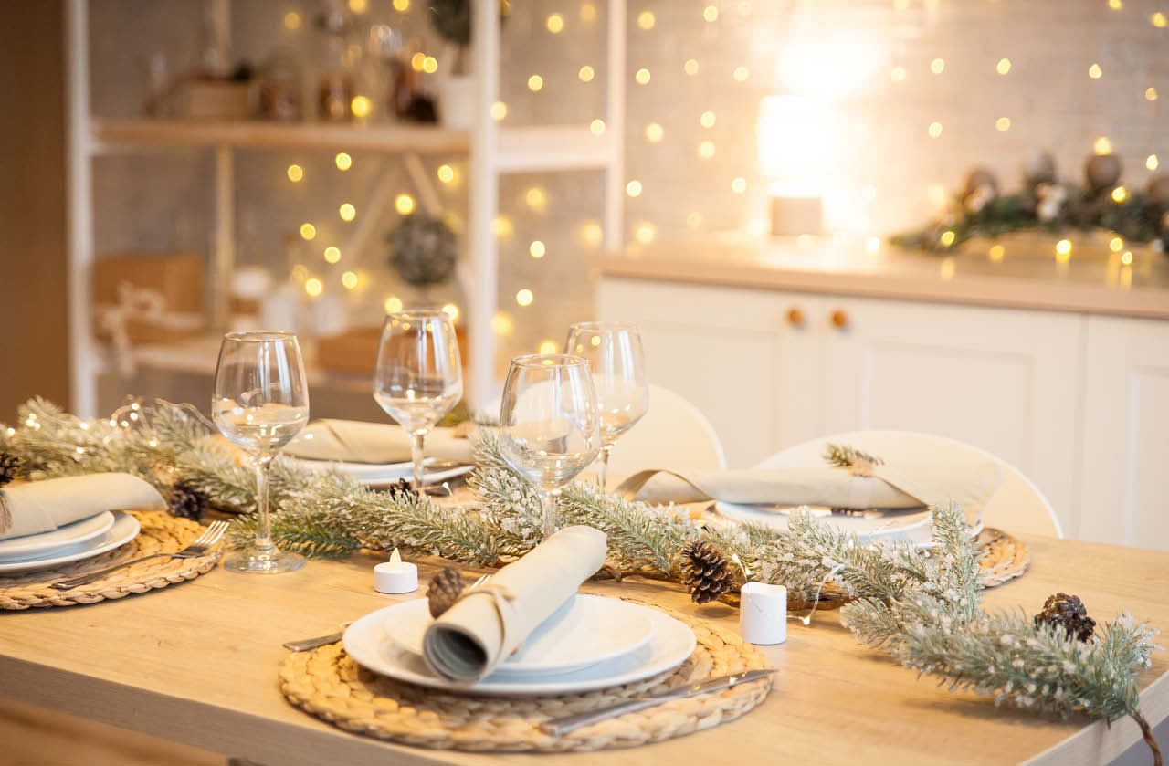 Réveillon em Brasília: O Guia de Autoridade para Pisos Deslumbrantes que Vão Brilhar Tanto Quanto a sua Festa. A virada do ano pede um cenário espetacular. Descubra como o polimento e a blindagem de pisos da Sublime Limpeza preparam sua casa para uma grande celebração, combinando luxo, brilho e proteção. A festa de Ano Novo é o clímax das celebrações. É o momento de receber os amigos, brindar às conquistas e dançar noite adentro. Para o anfitrião de uma grande festa em Brasília, o desejo é criar um ambiente de pura sofisticação e energia contagiante. E nada estabelece um tom de luxo como um piso com brilho espelhado e profundo. Nós da Sublime Limpeza, especialistas em preparar residências para eventos de alto padrão, sabemos que a preparação para o Réveillon vai muito além da limpeza. É sobre criar impacto e garantir resistência. Este guia é o seu plano de batalha. Vamos revelar como nosso serviço de polimento técnico e impermeabilização não apenas cria um cenário deslumbrante, mas também blinda seu piso contra os 