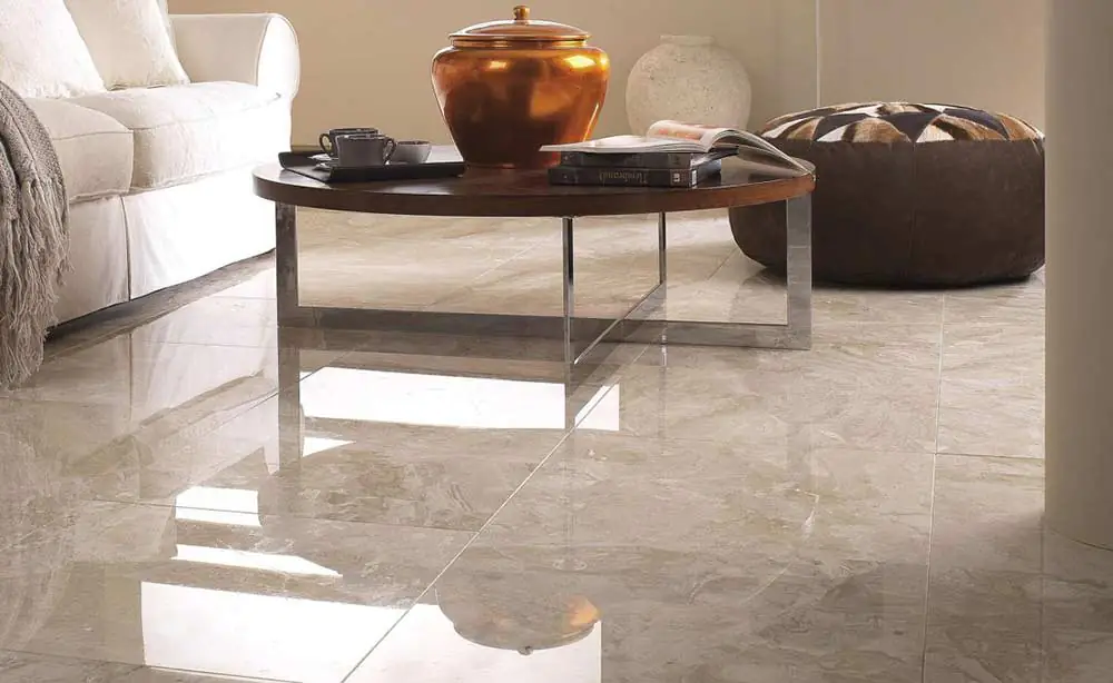 A Ameaça que Vem da Rua: Como Blindar seus Pisos Internos contra o Desgaste do Verão Chuvoso em Brasília. A chuva fica lá fora, mas os danos entram com os sapatos. Este é o guia de autoridade da Sublime Limpeza para proteger seus pisos nobres de riscos, manchas e da perda de brilho durante a estação mais úmida do ano. Durante o verão chuvoso de Brasília, nossa atenção se volta para as áreas externas. Mas o que muitos não percebem é que a verdadeira batalha pela preservação do seu lar acontece do lado de dentro. Cada vez que alguém entra em casa para se abrigar da chuva, traz consigo nos sapatos um coquetel abrasivo de água, terra, areia e poluição. Nós da Sublime Limpeza, especialistas em pisos de alto padrão, diagnosticamos este fenômeno como “desgaste por contaminação externa”. Seus valiosos pisos de mármore, porcelanato polido e madeira, que parecem seguros dentro de casa, estão sob ataque constante. Este guia não é sobre colocar um capacho na porta. É uma consultoria de blindagem interna. Vamos revelar a ciência por trás dos danos invisíveis e apresentar nosso método de proteção e revitalização, prometendo não apenas manter seu piso limpo, mas preservar seu brilho e integridade contra o inimigo que vem da rua.