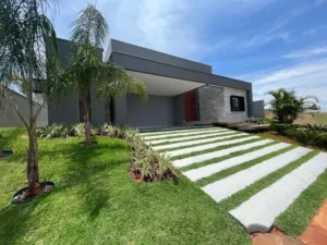 O Check-up Anual do seu Piso: Por que a Manutenção Pós-Verão é o Investimento Mais Inteligente para seu Piso (seja externo ou interno) em Brasília. As festas acabaram e o verão chuvoso está também quase acabando, mas o estresse ficou marcado no seu chão. Descubra por que um “check-up” profissional agora é a chave para a longevidade e a beleza do seu piso durante todo o ano. O início do ano em Brasília marca o fim de um ciclo intenso para nossos lares. O período de festas, férias com casa cheia e o auge do verão chuvoso representam um verdadeiro “teste de estresse” para cada superfície, especialmente para os pisos. O que nós da Sublime Limpeza diagnosticamos nesta época é o que chamamos de “fadiga de material”: o brilho que se foi, os micro-riscos que surgiram, o rejunte que escureceu e aquela sensação geral de que a casa precisa de uma recuperação. Este guia propõe uma nova mentalidade. Em vez de esperar que os danos se tornem críticos, vamos falar sobre o “check-up anual do piso”. Prometemos mostrar como uma intervenção profissional planejada no início do ano não é um custo, mas o investimento mais estratégico que você pode fazer para garantir a saúde do seu piso, proteger seu patrimônio e economizar muito dinheiro com reparos futuros.