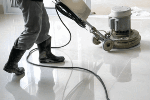 A Preparação Inteligente para a Seca em Brasília: Como o Polimento e a Impermeabilização de Pisos em Brasília para Blindar seu Lar contra a Poeira. A temporada de chuvas está no fim. A próxima batalha é contra a poeira. Este é o guia de autoridade da Sublime Limpeza para transformar seu piso em uma fortaleza anti-poeira, tornando a limpeza na seca mais fácil e eficaz. Em Brasília, o calendário é dividido em duas estações bem definidas: a da chuva e a da poeira. Assim que as últimas tempestades de verão se dissipam, um novo desafio se instala em nossos lares, do Lago Norte ao Guará: a poeira fina e vermelha que parece brotar do nada e cobrir cada superfície. A limpeza durante a seca se torna uma luta diária e desgastante. Mas e se disséssemos que a guerra contra a poeira não se vence com um espanador na mão, mas com uma preparação estratégica do seu piso? Nós da Sublime Limpeza, que entendemos a fundo a dinâmica dos lares brasilienses, sabemos que a solução mais inteligente é proativa, não reativa. Este guia não vai te dar dicas de faxina. É um manifesto sobre a blindagem de superfícies. Vamos revelar como o polimento e a impermeabilização, realizados agora, no período de transição, não apenas restauram os danos da chuva, mas criam uma superfície de baixa aderência que tornará sua vida durante a seca infinitamente mais fácil.