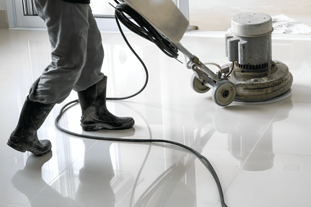 A Preparação Inteligente para a Seca em Brasília: Como o Polimento e a Impermeabilização de Pisos em Brasília para Blindar seu Lar contra a Poeira. A temporada de chuvas está no fim. A próxima batalha é contra a poeira. Este é o guia de autoridade da Sublime Limpeza para transformar seu piso em uma fortaleza anti-poeira, tornando a limpeza na seca mais fácil e eficaz. Em Brasília, o calendário é dividido em duas estações bem definidas: a da chuva e a da poeira. Assim que as últimas tempestades de verão se dissipam, um novo desafio se instala em nossos lares, do Lago Norte ao Guará: a poeira fina e vermelha que parece brotar do nada e cobrir cada superfície. A limpeza durante a seca se torna uma luta diária e desgastante. Mas e se disséssemos que a guerra contra a poeira não se vence com um espanador na mão, mas com uma preparação estratégica do seu piso? Nós da Sublime Limpeza, que entendemos a fundo a dinâmica dos lares brasilienses, sabemos que a solução mais inteligente é proativa, não reativa. Este guia não vai te dar dicas de faxina. É um manifesto sobre a blindagem de superfícies. Vamos revelar como o polimento e a impermeabilização, realizados agora, no período de transição, não apenas restauram os danos da chuva, mas criam uma superfície de baixa aderência que tornará sua vida durante a seca infinitamente mais fácil.