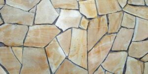 Um Estudo de Caso da Sublime sobre a Recuperação de Pisos Pós-Chuvas no Lago Sul. De um piso manchado de óleo, terra e limo a uma superfície impecável e protegida. Acompanhe a transformação real de uma garagem e descubra o poder do método técnico da Sublime Limpeza. A garagem, especialmente em uma residência no Lago Sul, é muito mais do que um lugar para guardar carros. É uma área de transição, uma oficina de hobbies, e muitas vezes, o primeiro ambiente que vemos ao chegar em casa. Durante o verão chuvoso de Brasília, ela se torna um campo de batalha: carros entram molhados e sujos, trazendo folhas e terra; a umidade constante favorece o limo nos cantos; e pequenos vazamentos de óleo se misturam com a água, criando manchas escuras e impregnadas. Recentemente, a Sublime Limpeza foi chamada para um desafio emblemático: a recuperação de uma garagem cujo piso de granito bruto parecia irremediavelmente manchado. Este estudo de caso não é apenas um 