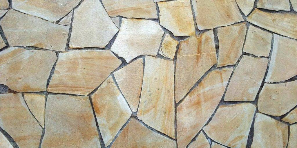 Um Estudo de Caso da Sublime sobre a Recuperação de Pisos Pós-Chuvas no Lago Sul. De um piso manchado de óleo, terra e limo a uma superfície impecável e protegida. Acompanhe a transformação real de uma garagem e descubra o poder do método técnico da Sublime Limpeza. A garagem, especialmente em uma residência no Lago Sul, é muito mais do que um lugar para guardar carros. É uma área de transição, uma oficina de hobbies, e muitas vezes, o primeiro ambiente que vemos ao chegar em casa. Durante o verão chuvoso de Brasília, ela se torna um campo de batalha: carros entram molhados e sujos, trazendo folhas e terra; a umidade constante favorece o limo nos cantos; e pequenos vazamentos de óleo se misturam com a água, criando manchas escuras e impregnadas. Recentemente, a Sublime Limpeza foi chamada para um desafio emblemático: a recuperação de uma garagem cujo piso de granito bruto parecia irremediavelmente manchado. Este estudo de caso não é apenas um 