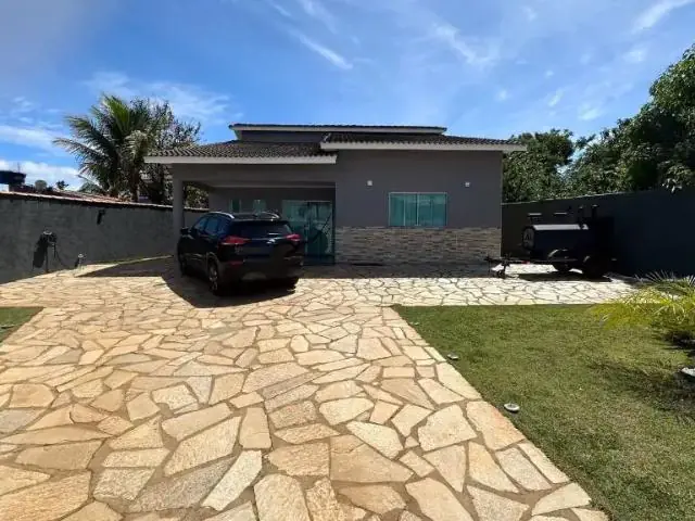 Limpeza de pisos externos em Brasília no verão chuvoso em Brasília e o ataque silencioso aos seus pisos externos: Um Guia de Autoridade para Diagnóstico e Tratamento. As chuvas trazem vida, mas também um inimigo invisível para suas garagens, varandas e áreas de piscina. Descubra o método Sublime para combater o limo, as manchas de terra e o desgaste, e blindar seu patrimônio para a estação. O verão em Brasília tem uma característica peculiar: um clima ameno, convidativo, mas marcado por chuvas intensas e frequentes. É a estação em que nossas áreas externas – a garagem que se torna passagem constante, a varanda gourmet que vira refúgio da chuva, a área da piscina que nunca seca completamente – são mais utilizadas e, ao mesmo tempo, mais agredidas. Na Sublime Limpeza, nós vemos de perto o que acontece a seguir: o surgimento de um limo esverdeado e perigoso, o amarelamento de pedras porosas pela umidade constante e as manchas de terra e óleo que parecem se fundir ao concreto. Este guia não é sobre “como lavar a varanda”. É um diagnóstico profundo sobre a patologia dos pisos no verão brasiliense. Vamos revelar a ciência por trás de cada um desses problemas e apresentar nosso protocolo de tratamento e, mais importante, de prevenção, prometendo não apenas uma limpeza, mas a restauração da saúde e da segurança do seu espaço ao ar livre.